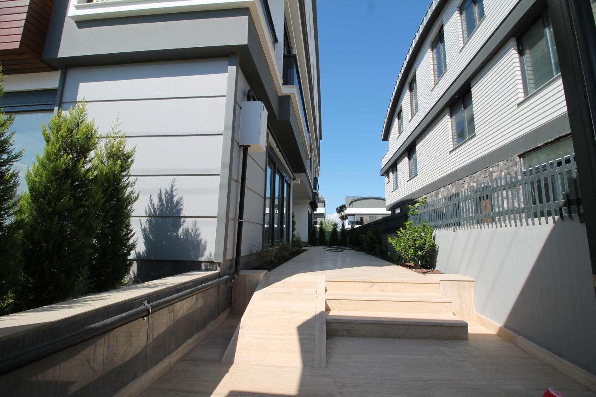 Daire New Flat&large Living Space 2-6 Near By Lara *