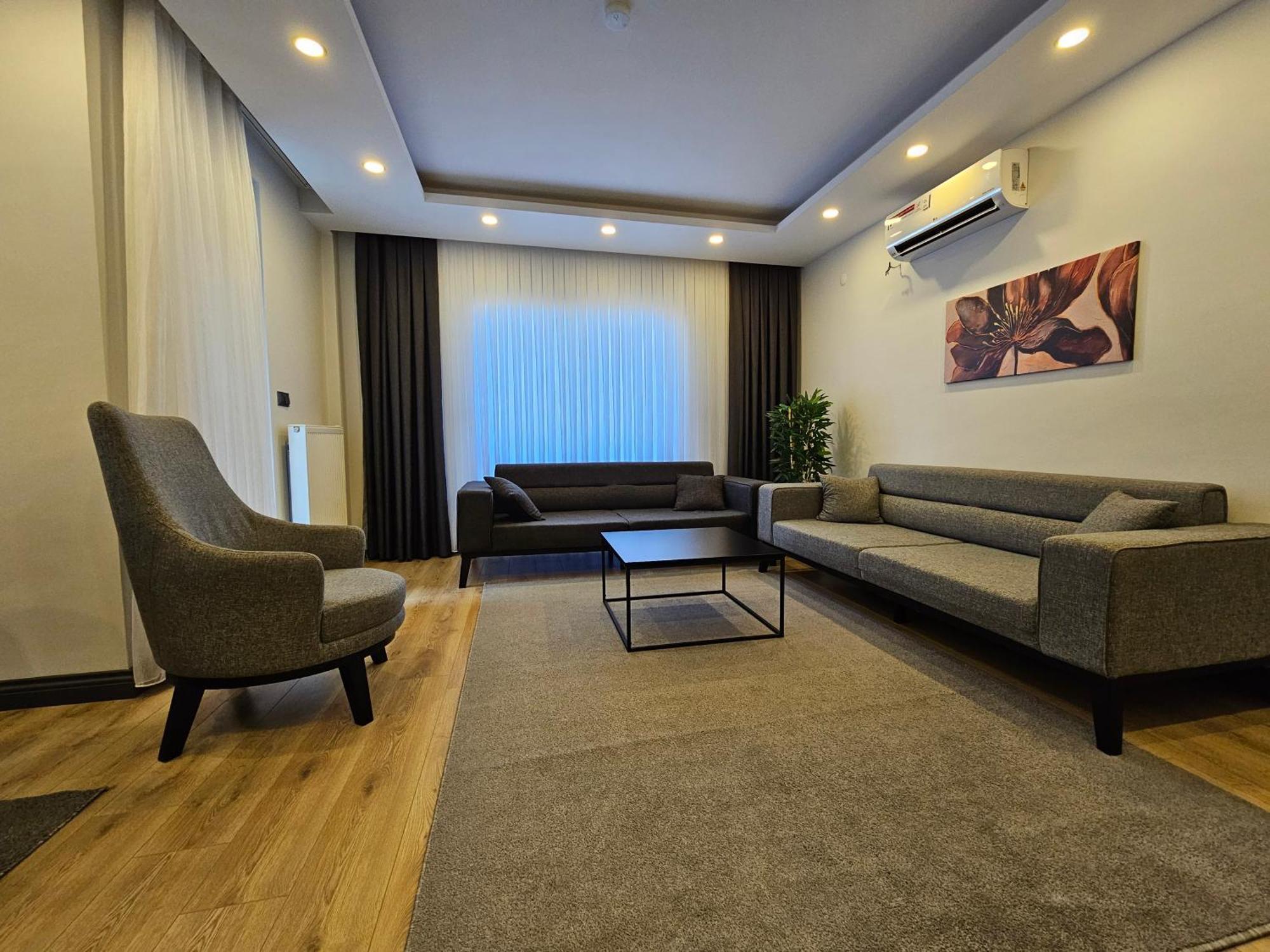 New Flat&large Living Space 2-6 Near By Lara Daire